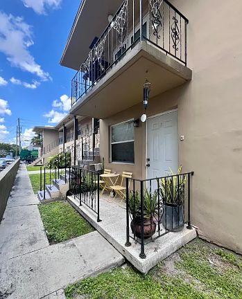 3rd image of 225 SW 18th Ave #2-5