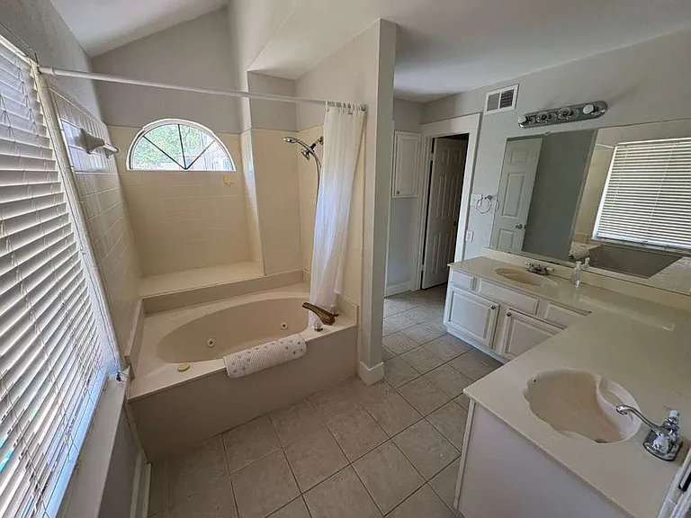 500 Holliday Ln — Photo 9