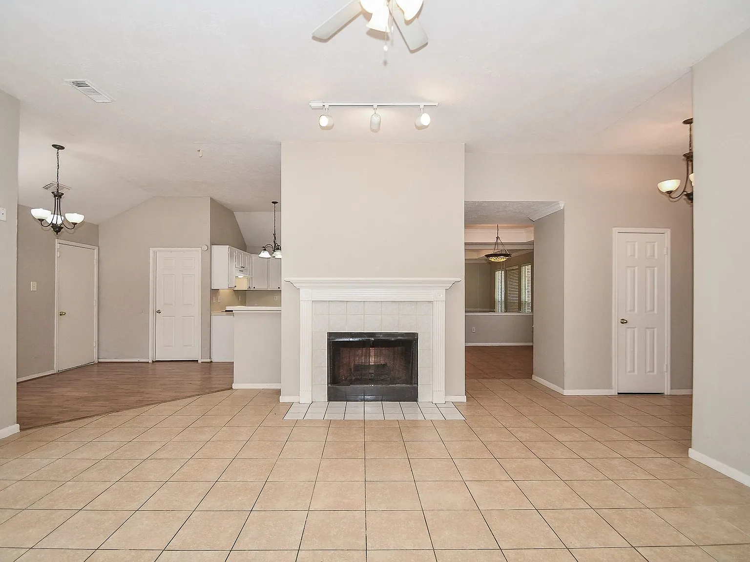3 bed, 2.0 bath, 1862 sqft, $2,000 — Photo 4