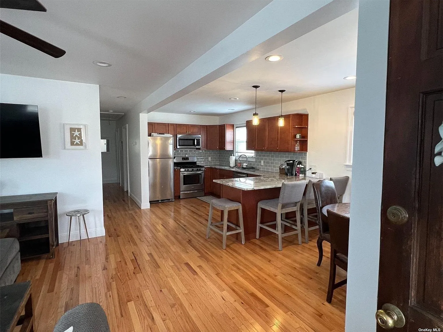 3 bed, 900 sqft, $3,300 — Photo 2