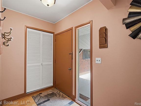 5th image of 14385 Pere St