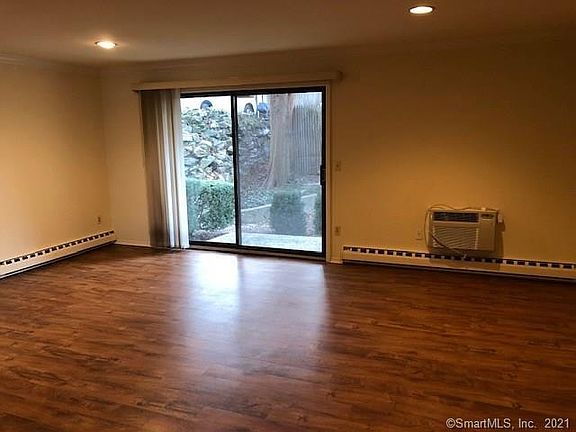 Bright livingroom with sliders to patio