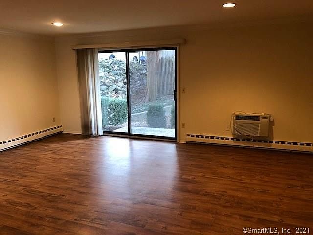 Bright livingroom with sliders to patio