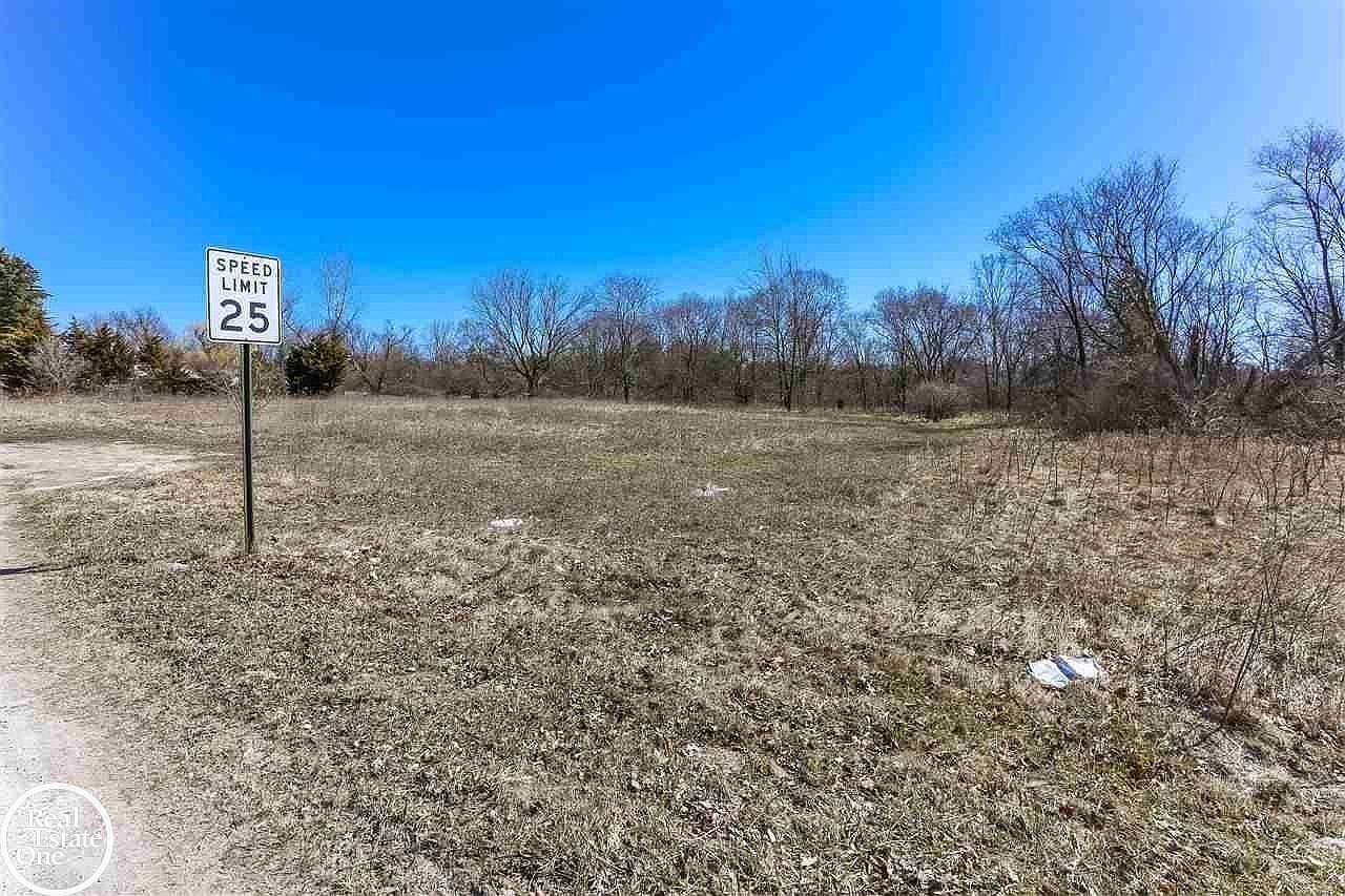 Meadowlawn Dr, Fort Gratiot, MI 48059