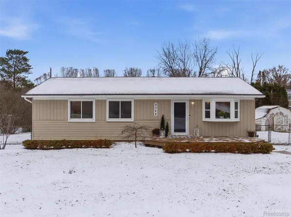 9368 Debby Jo Dr, Clarkston, MI 48346