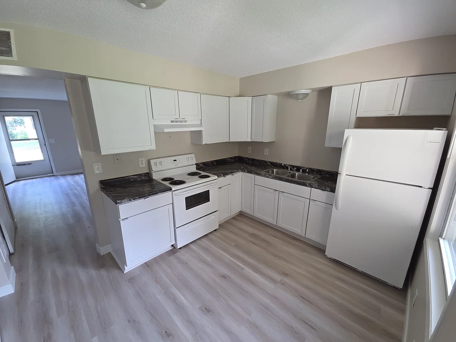 2 bed, 1200 sqft, $1,695 — Photo 2