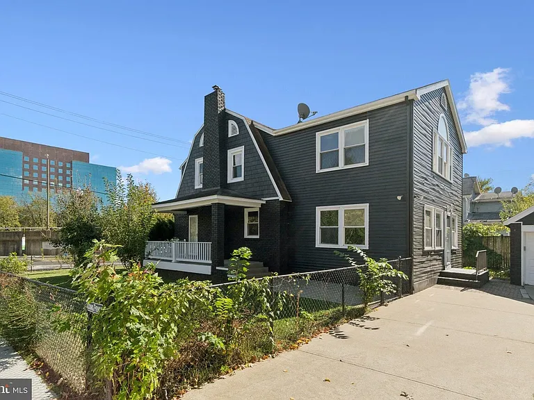 2500 S Eads St — Photo 2
