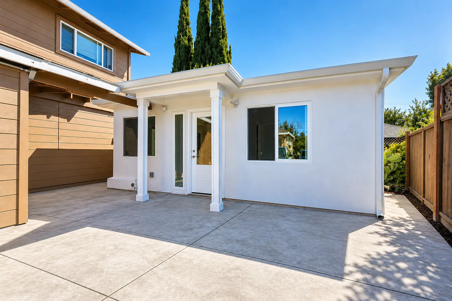 2 bed, 2.0 bath, 600 sqft, $3,995 — Photo 1