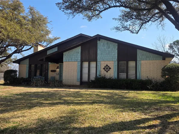 1301 Cliff Dr, Graham, TX 76450