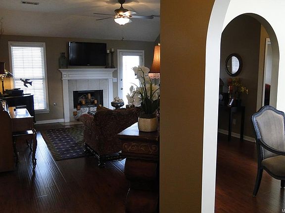 3rd image of 907 Hallwood Ln