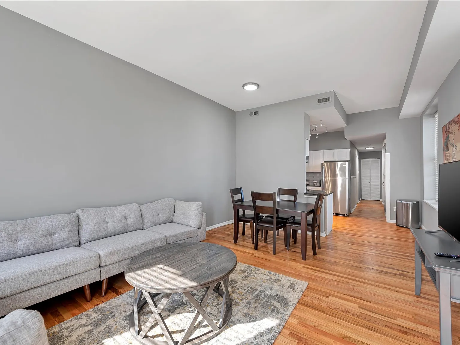 3 bed, 1200 sqft, $1,800 — Photo 2