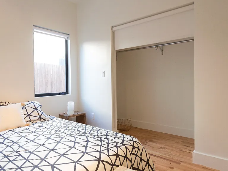 843 Robinson St — Photo 16
