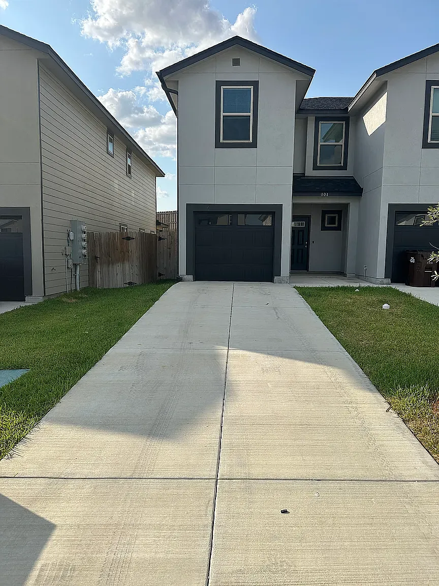 3 bed, 2.5 bath, 1362 sqft, $1,549 — Photo 1