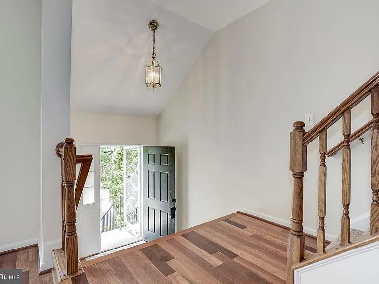 21588 Bankbarn Ter — Photo 2