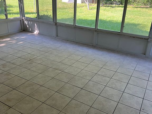 5th image of 108 Garrett Dr