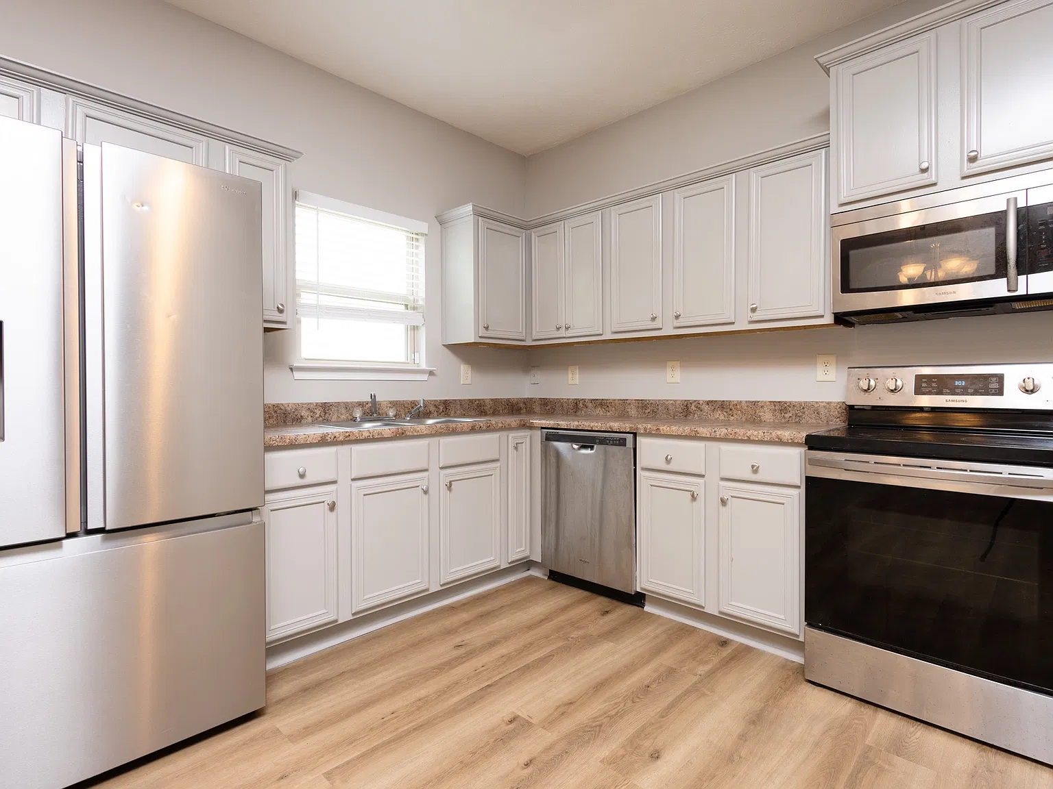 729 Williams Ave — Photo 2