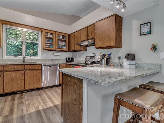 5th image of 603 Rose Hill Rd
