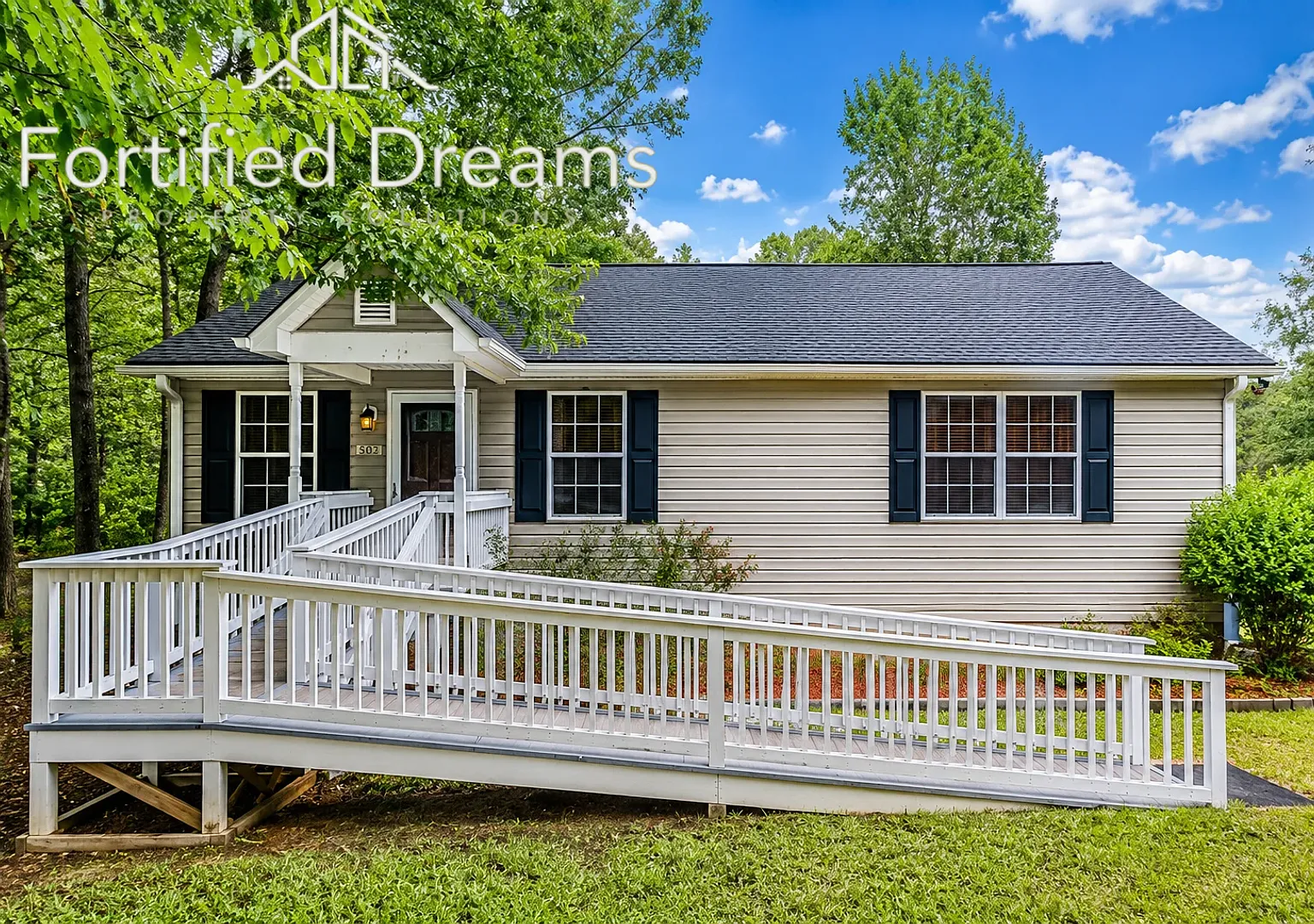 Peaceful Living in Downtown Liberty! — Photo 1