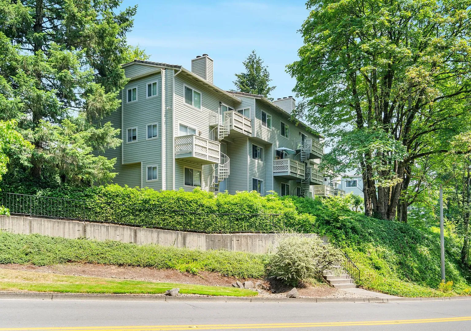 $600 off 1st month! Beautiful, bright 2-bdrm/2.5-bath Lake Oswego condo. W/D, covered parking, po... — Photo 1