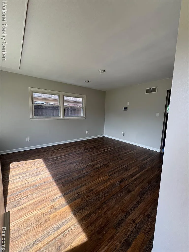 3 bed, 1.0 bath, 1056 sqft, $1,800 — Photo 3