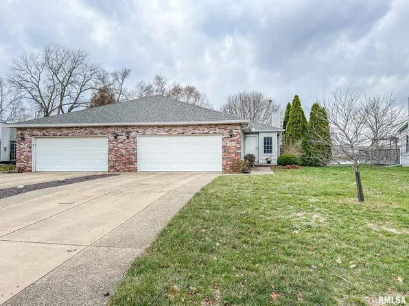 2407 Lakeshore Dr, Pekin, IL 61554