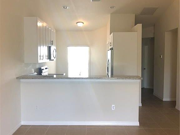 4th image of 809 NE 19th Ter