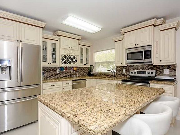 2nd image of 14151 Glen Cove Pl