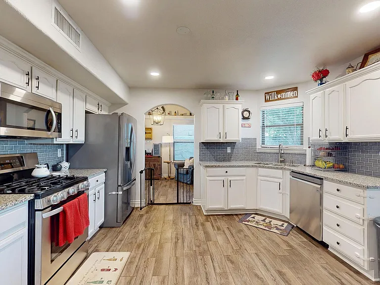 3249 Emerald Point Dr — Photo 9