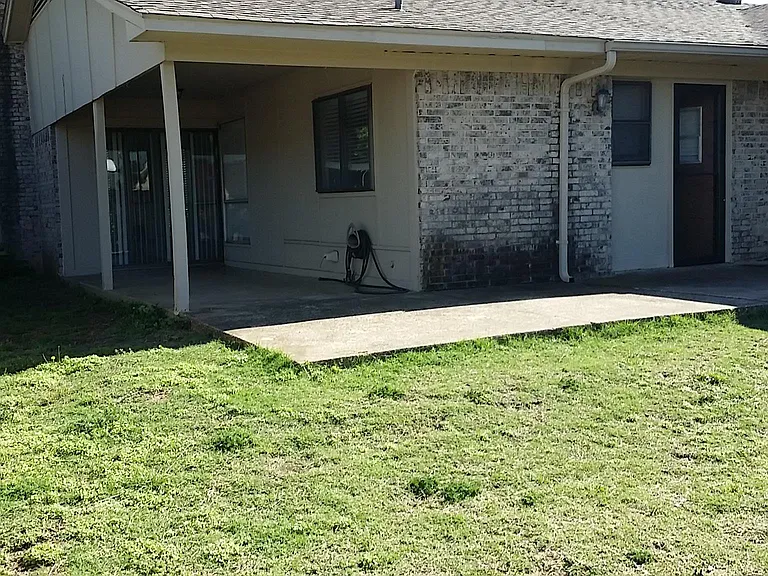 2115 Blossom Ln — Photo 3