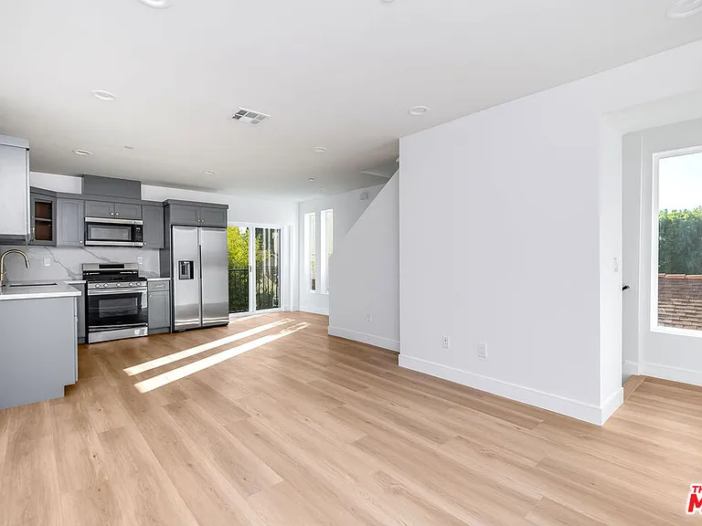 10801 Kling St — Photo 23