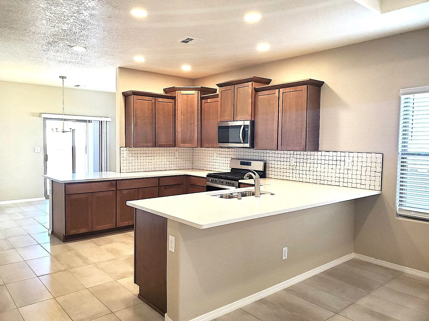 Amazing newer 4 bedroom home in Los Lunas! Built in 2023. Great location. — Photo 4