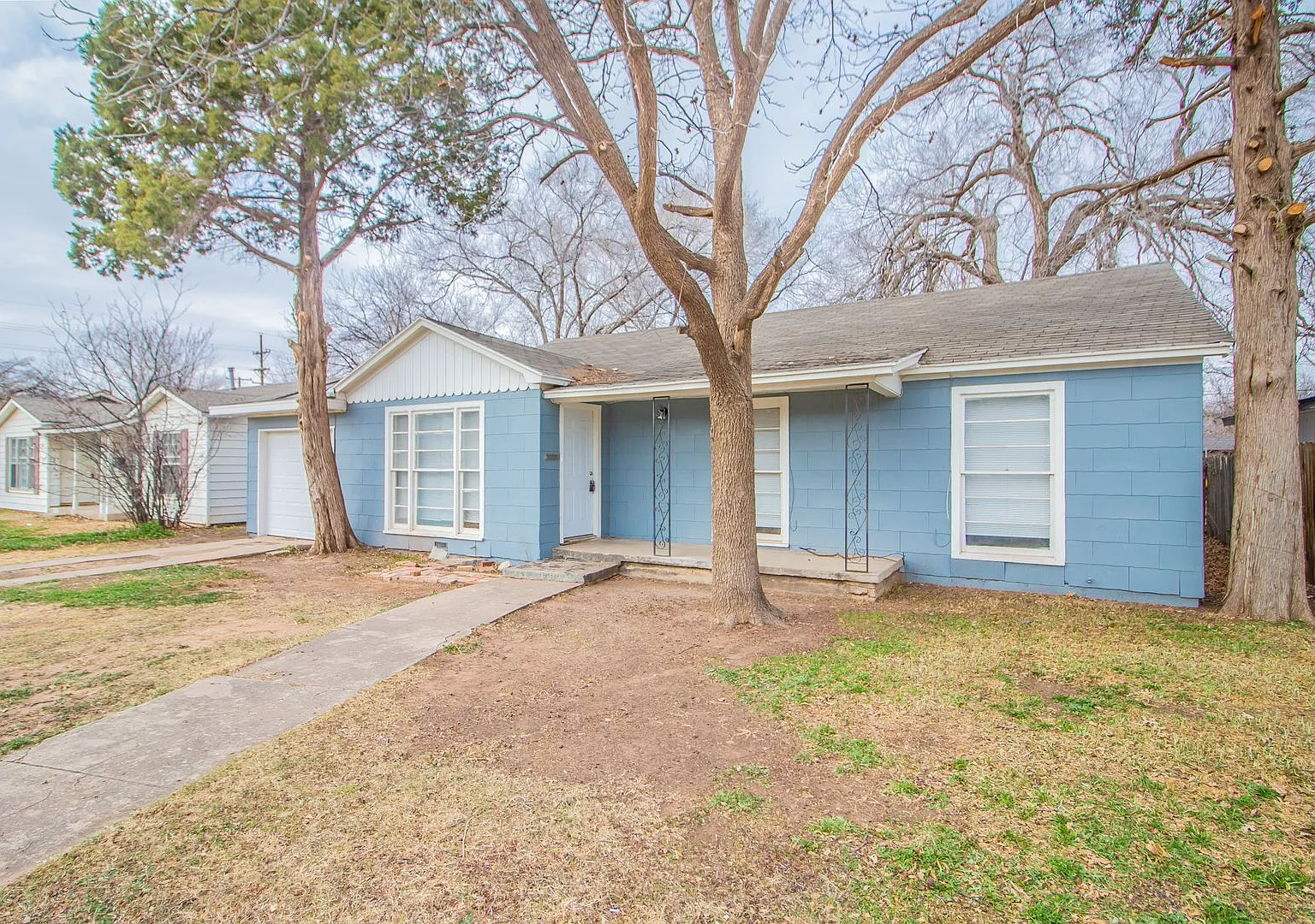 Spacious 3 bedroom with Big Backyard — Photo 2