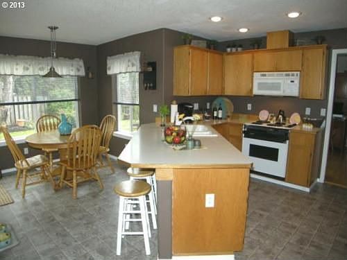 5th image of 833 NE Eaglenest Ct