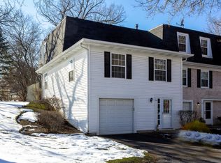 60 Oak Valley Dr, Cary, IL 60013