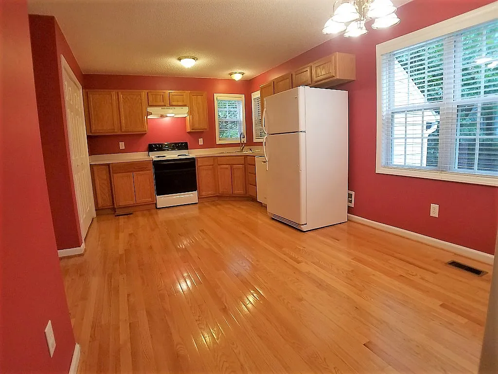 3 Br, 2.5 bath SFH in an established neighborhood — Photo 2