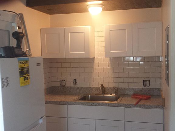 2nd image of 252 W Queen St