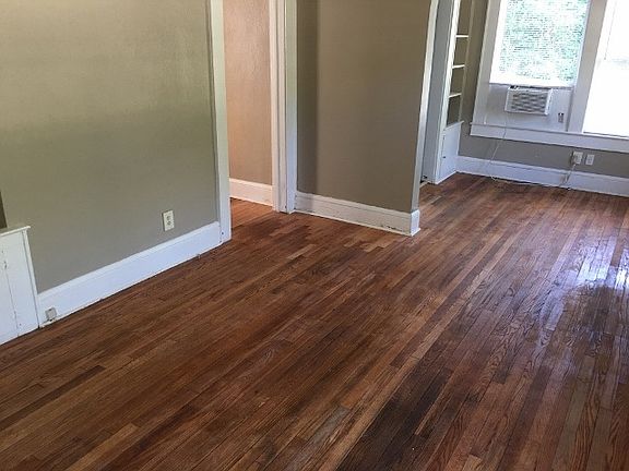 3rd image of 131 N Franklin Blvd