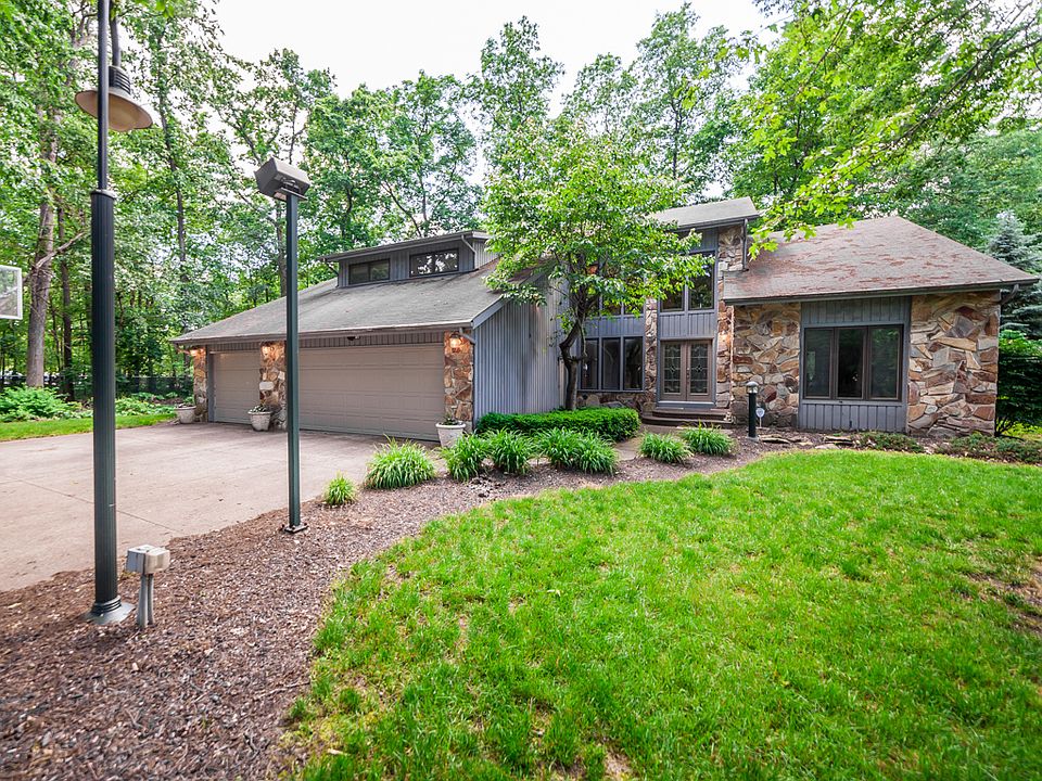 Welcome home to Cliffside Dr