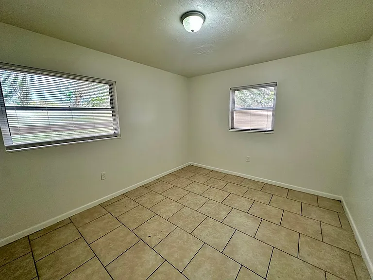 1317 Cambridge Dr — Photo 17