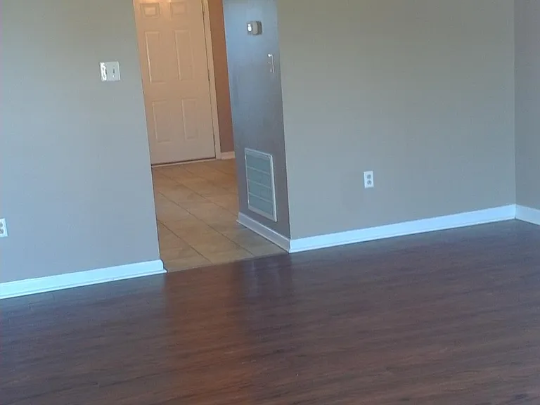 107 Mallory Ct — Photo 2
