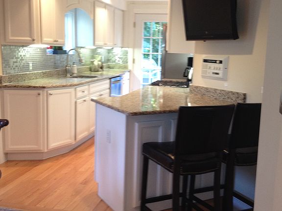 5th image of 215 N Essex Ave