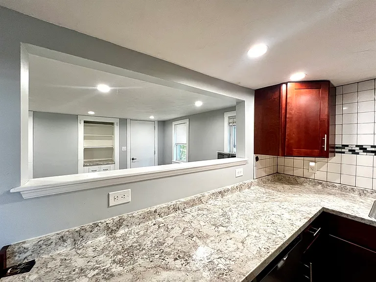 572 Main St #B — Photo 5