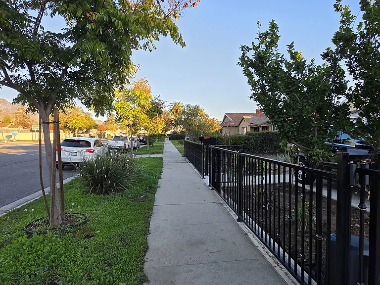 552 W Howard St — Photo 10