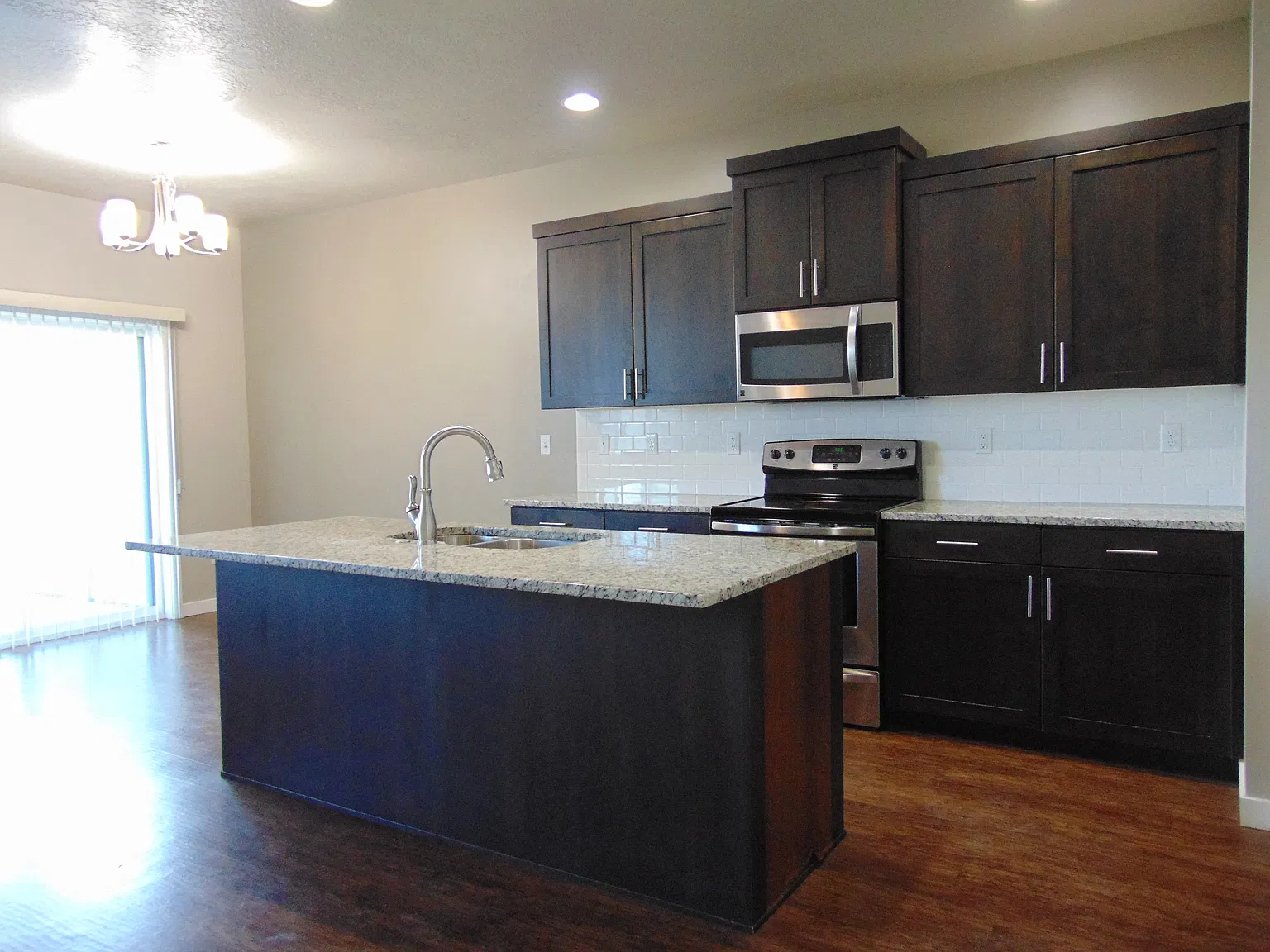 4 bed, 2.5 bath, 1852 sqft, $2,400 — Photo 3