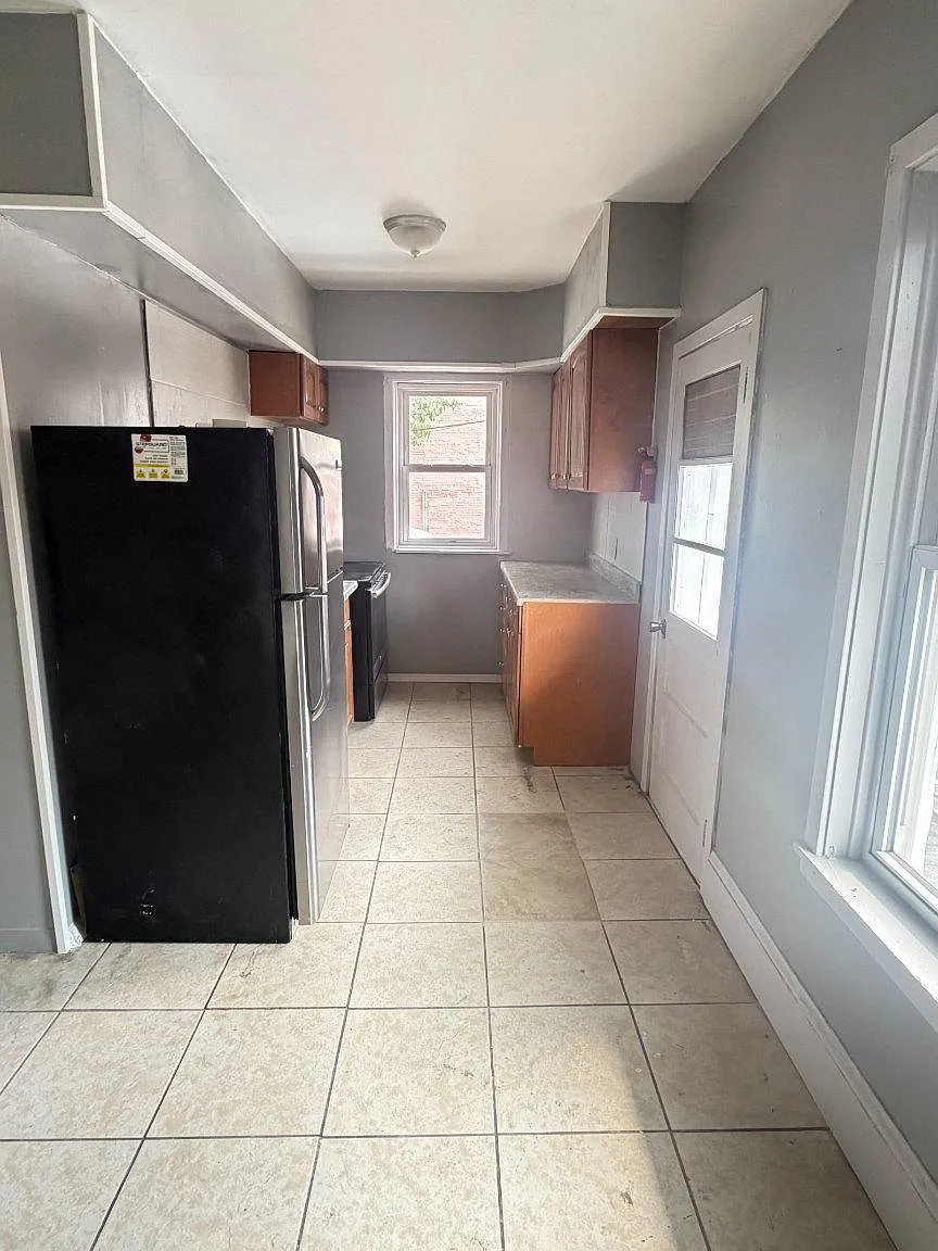 4 bed, 1.0 bath, 1200 sqft, $1,600 — Photo 3