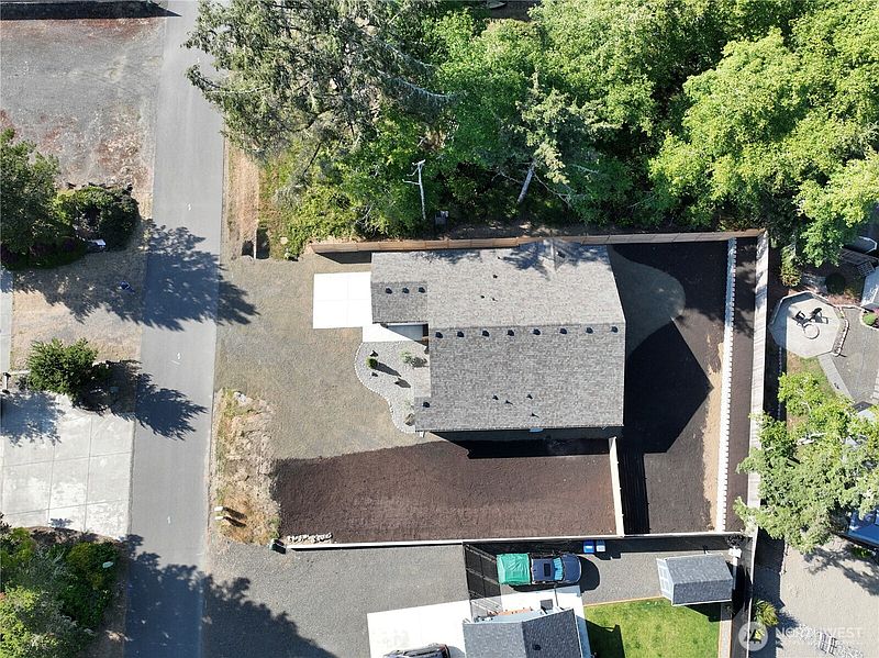 5th image of 684 Lake Island Avenue SE