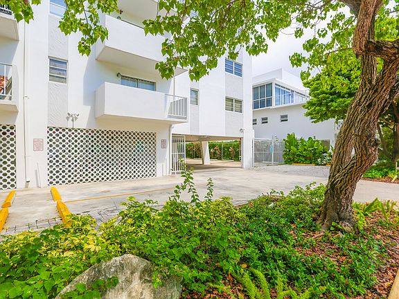 5th image of 240 Collins Ave APT 3B