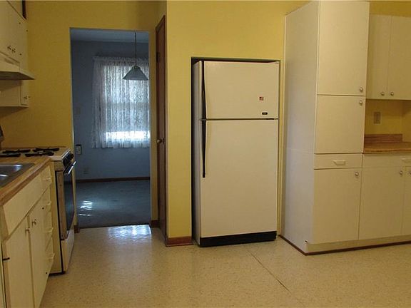 3rd image of 905 W Robinson St