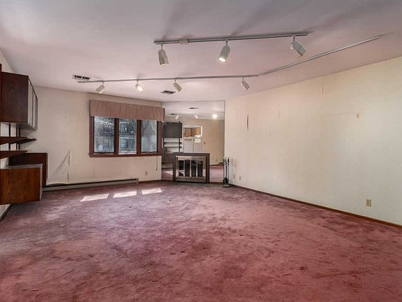 3rd image of 2555 N Lake Dr APT 16