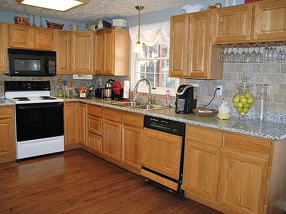 5th image of 110 Grosvenor Dr